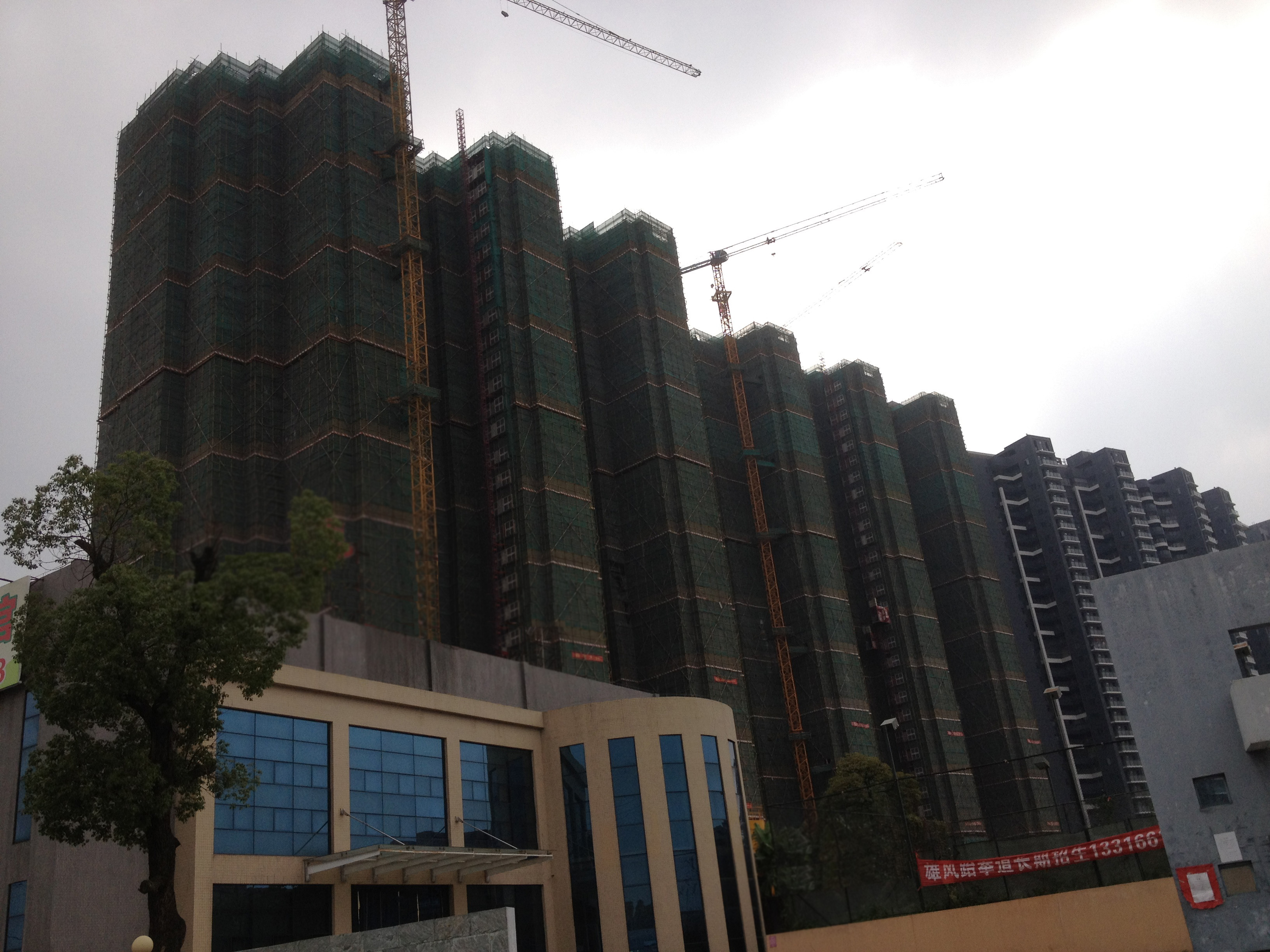 落地式組合懸挑式雙排鋼管扣件式腳手架工程施工現場